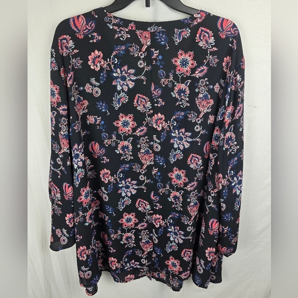Catherine's Women's Black Floral Rolltab Sleeve Button Up Blouse Sz 4X - Picture 2 of 8